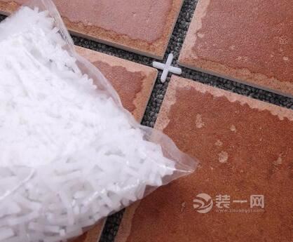 装修日记贴砖最后一道工序—填缝