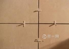 装修日记贴砖最后一道工序—填缝